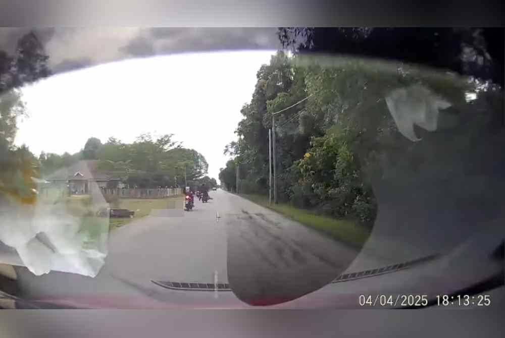 Tangkap layar video kejadian yang dikongsi melalui laman sosial Facebook.