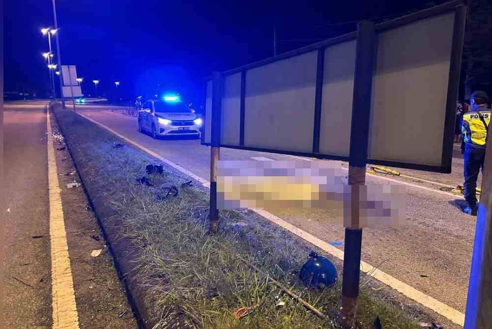 Mangsa disahkan meninggal dunia selepas motosikal ditunggang berlanggar dengan sebuah motosikal lain di Jalan Kuantan-Kemaman awal pagi Sabtu. Foto FB Polis Trafik Kuantan.