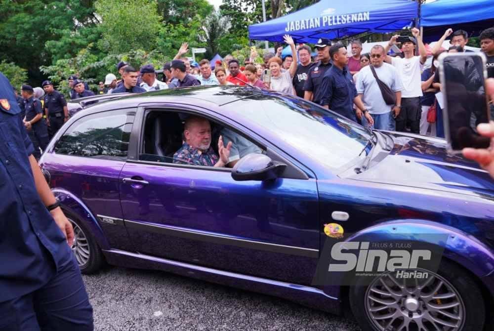 Yang di-Pertuan Agong, Sultan Ibrahim berkenan mencemar duli melawat PKTK kebakaran saluran paip gas di Putra Heights pada Sabtu. Baginda memandu sendiri kereta Proton Satria Neo berwarna ungu. Foto SINAR HARIAN- MOHD HALIM ABDUL WAHID