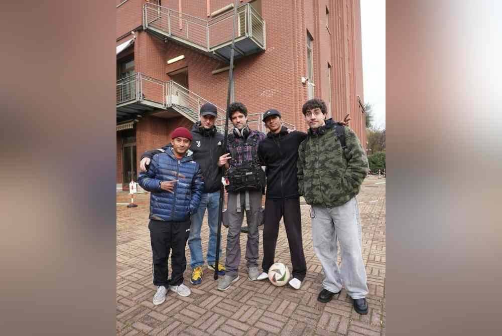 Zulhilmi (dua dari kanan) bersama kru The Journey Of The World Best Freestylers. Foto: Zulhilmi