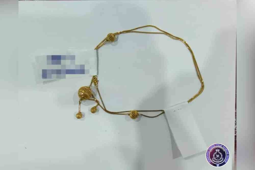 Rantai emas yang dirampas dipercayai dicuri suspek ketika beraya di rumah mangsa.