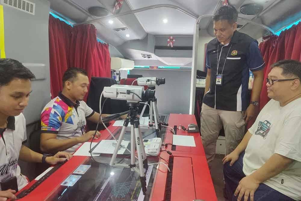 Muhammad Hafiz (dua dari kanan) beramah mesra dengan mangsa insiden kebocoran gas di Putra Heights yang hadir membuat urusan pendaftaran dokumen di kaunter khas JPN Selangor pada Sabtu.