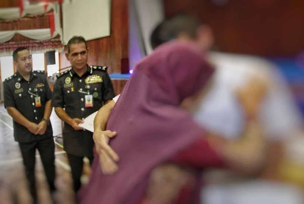 Azman (bukan nama sebenar) memeluk ibunya yang datang menjemput di Penjara Penor dalam program Pelepasan Banduan Secara Berlesen (PBSL) sempena Aidilfitri baharu-baharu ini.