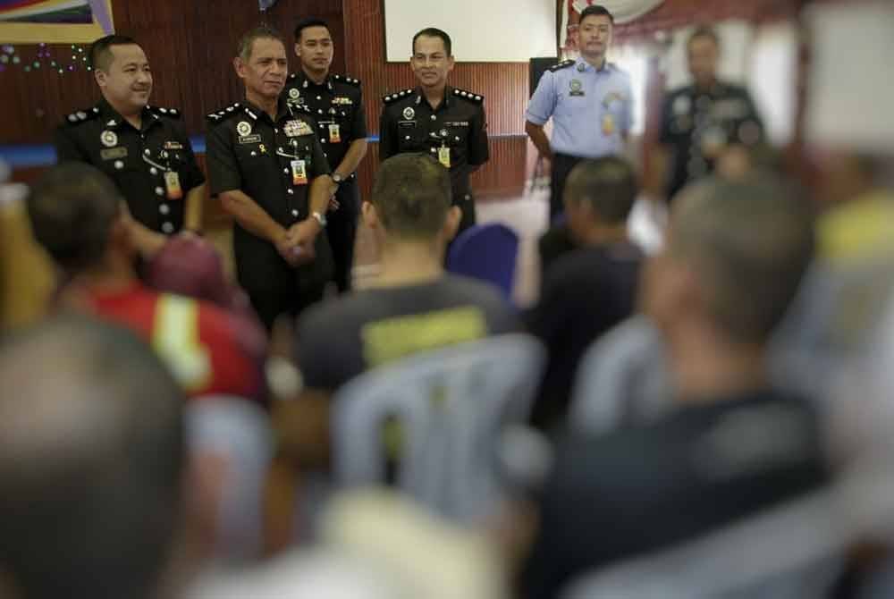 Raja Mohd Amazon bersama banduan yang dibebaskan pada program PBSL sempena Aidilfitri baharu-baharu ini.