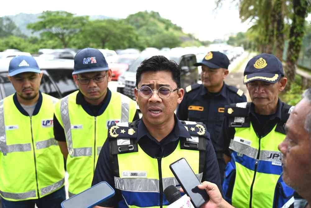 Mohd Zamri pada sidang akhbar sempena Ops Khas HRA Aidilfitri 2025 di Plaza Tol Gemuruh di Kuala Terengganu, pada Sabtu.