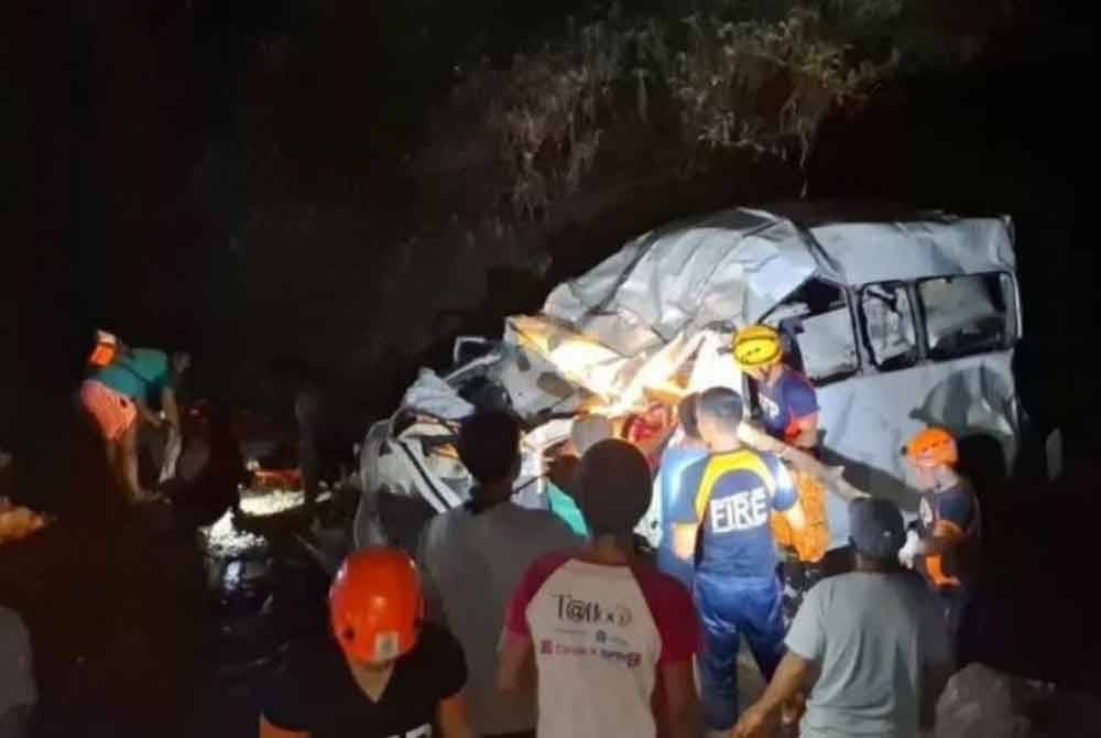 Lima orang maut manakala sembilan lagi cedera selepas sebuah van yang membawa pelancong terhumban ke dalam gaung sedalam 50 meter di utara Filipina. Foto Agensi