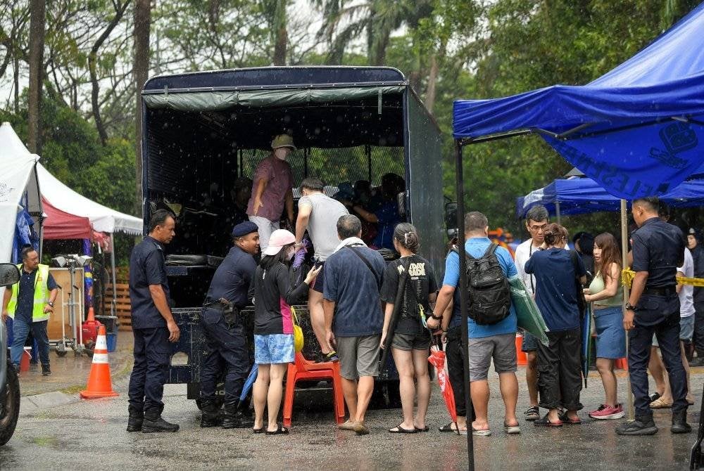 Penduduk yang juga mangsa kebakaran saluran paip gas menaiki kenderaan polis untuk masuk ke kediaman masing-masing bagi mengambil barangan keperluan serta dokumen penting. Foto Bernama