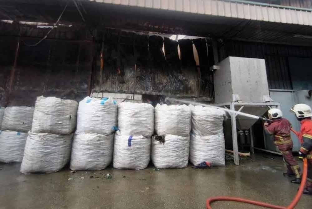 Anggota bomba memadam kebakaran kilang. Foto JBPM Selangor