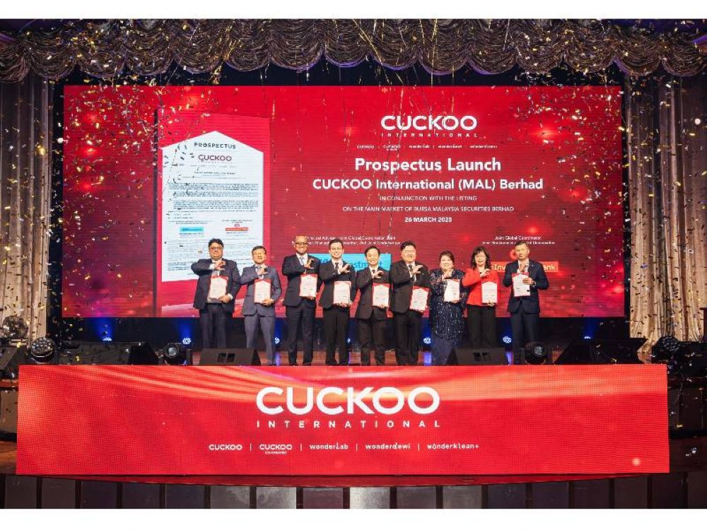 Pengarah Eksekutif Bukan Bebas dan Ketua Pegawai Eksekutif CUCKOO Malaysia, Hoe Kian Choon (empat dari kiri) pada majlis pelancaran prospektus bagi IPO CUCKOO Malaysia pada 26 Mac lalu.
