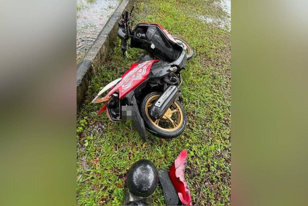 Keadaan motosikal ditunggang mangsa selepas terlibat kemalangan di Kilometer 64, Jalan Pantai Kuala Terengganu – Kampung Raja, berhampiran Kampung Nyatoh di Setiu pada Jumaat.