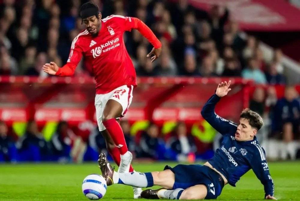 Aksi cemerlang Elanga (kiri) ketika Forest melayan kunjungan United di City Ground berjaya mencipta impak positif. Foto Agensi