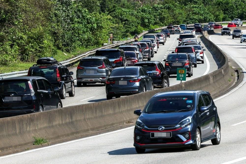 Aliran trafik sesak menghala Kuala Lumpur susulan orang ramai mula pulang ke ibu kota selepas menyambut Aidilfitri di kampung halaman masing-masing di Lebuh Raya KL-Karak (KLK) petang Sabtu. Foto Bernama