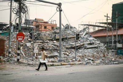 Gegaran kuat itu meranapkan banyak struktur dan ramai mangsa dipercayai mati tertimbus di bawah runtuhan bangunan. Foto AFP