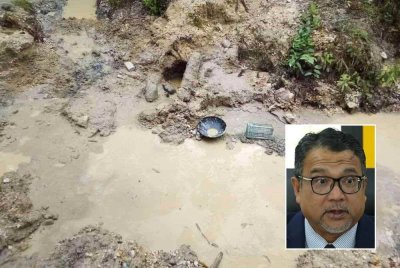 Kesan pencerobohan bagi aktiviti perlombongan emas haram di Hutan Simpan Gunung Arong. Gambar kecil: Zahari