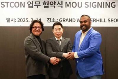 Dari kiri: Ketua Pegawai Eksekutif David Shin; Pengerusi Yu Jai-woong dan Pengarah Urusan Kumpulan Sean Pereira.