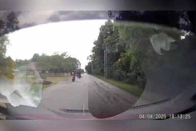 Tangkap layar video kejadian yang dikongsi melalui laman sosial Facebook.