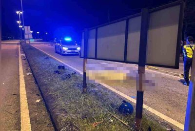 Mangsa disahkan meninggal dunia selepas motosikal ditunggang berlanggar dengan sebuah motosikal lain di Jalan Kuantan-Kemaman awal pagi Sabtu. Foto FB Polis Trafik Kuantan.