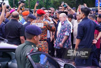 Sultan Ibrahim meninjau keadaan mangsa yang turut berada di PKTK susulan insiden kebakaran saluran paip gas di Jalan Putra Harmoni, Putra Heights, pada pagi Aidilfitri lalu. Foto SINAR HARIAN- MOHD HALIM ABDUL WAHID