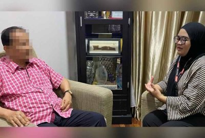 Mokhtar (kiri) ketika menceritakan pengalamannya menghuni RSK Cheras selama 10 tahun.