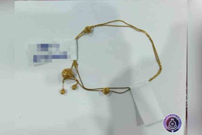 Rantai emas yang dirampas dipercayai dicuri suspek ketika beraya di rumah mangsa.