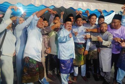 Shamsul Iskandar (tengah) pada Majlis Rumah Terbuka Aidilfitri Keadilan Memimpin di Pejabat Madani Melaka pada Jumaat.