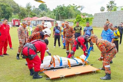 Mayat mangsa diterbangkan dari lokasi pengambilan ke Padang FA Jerantut sebelum diturunkan dan diserahkan kepada pihak polis pada Sabtu untuk tindakan lanjut. FOTO JBPM PAHANG