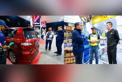 Onn Hafiz melakukan pemeriksaan mengejut di beberapa stesen minyak di Johor Bahru. Foto Facebook Onn Hafiz