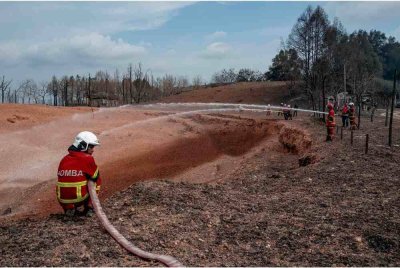 Kawah sedalam lebih 9 meter terbentuk di kawasan kebakaran saluran gas.