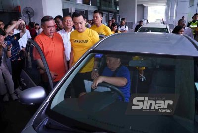 Anthony Loke hadir pada sesi serahan bantuan kereta sementara daripada Carsome kepada mangsa kebakaran saluran paip gas di Putra Heights dalam satu majlis di LRT Putra Heights pada Sabtu. Foto SINAR HARIAN / MOHD HALIM ABDUL WAHID