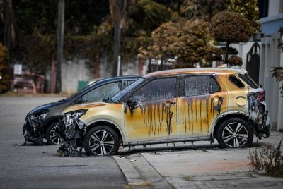 Keadaan semasa kenderaan yang mengalami kerosakan teruk akibat kejadian kebakaran paip gas Jalan Putra Harmoni, Putra Heights. Foto Bernama