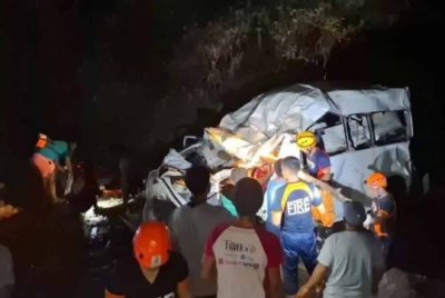 Lima orang maut manakala sembilan lagi cedera selepas sebuah van yang membawa pelancong terhumban ke dalam gaung sedalam 50 meter di utara Filipina. Foto Agensi