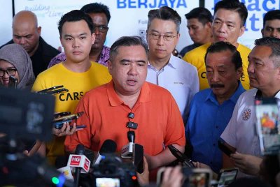 Anthony ketika ditemui media selepas penyampaian sumbangan kepada mangsa insiden letupan paip gas di Putra Heights, pada Sabtu.