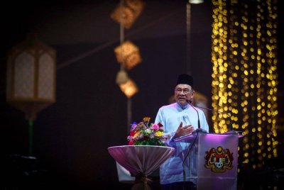 Anwar menyampaikan ucapan pada majlis Sambutan Aidilfitri Madani 2025 di Pusat Perdagangan Antarabangsa Melaka (MITC) pada Sabtu. Foto Bernama