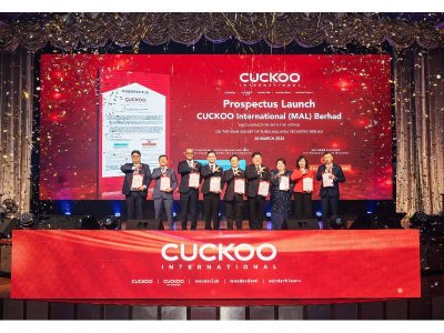 Pengarah Eksekutif Bukan Bebas dan Ketua Pegawai Eksekutif CUCKOO Malaysia, Hoe Kian Choon (empat dari kiri) pada majlis pelancaran prospektus bagi IPO CUCKOO Malaysia pada 26 Mac lalu.
