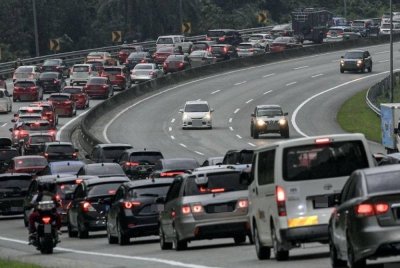 Kenderaan bergerak perlahan dan pertambahan trafik dijangka berterusan hingga malam Ahad. Foto Bernama