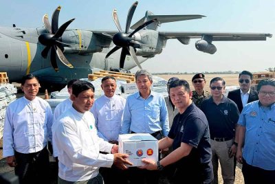 Menteri Luar, Datuk Seri Mohamad Hasan mewakili Malaysia bagi melaksanakan misi kemanusiaan ke Myanmar susulan gempa bumi dahsyat yang melanda negara itu pada 28 Mac lepas. Foto Bernama