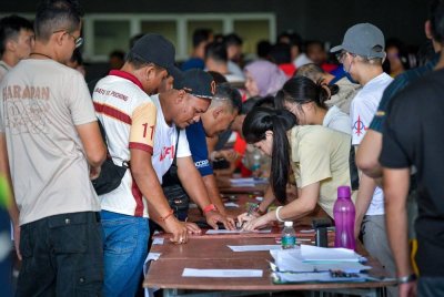 Mangsa insiden letupan dan kebakaran saluran gas di Putra Heights, mendapatkan kereta sumbangan daripada Carsome untuk kegunaan sementara. Foto Bernama