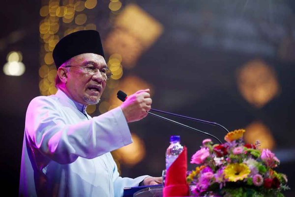 Perdana Menteri, Datuk Seri Anwar Ibrahim menyampaikan ucapan pada majlis Sambutan Aidilfitri Madani 2025 di Pusat Perdagangan Antarabangsa Melaka (MITC) pada Isnin. Foto Bernama