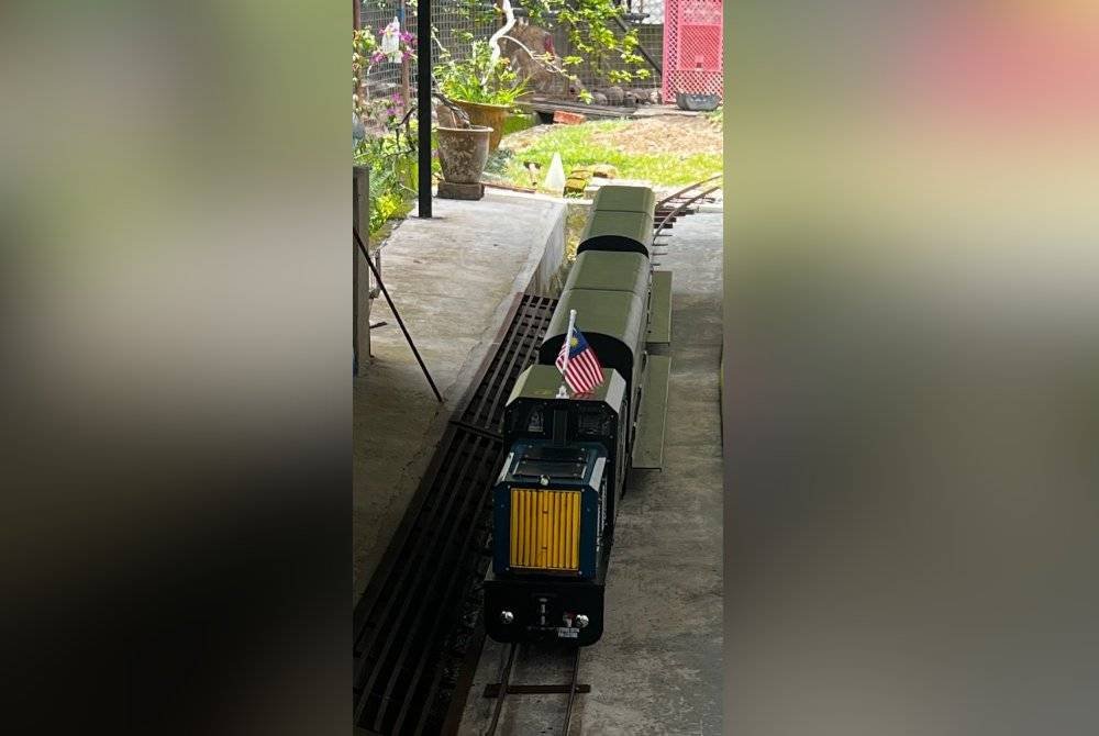 Kereta api mini dengan tempat duduk selesa berkusyen.