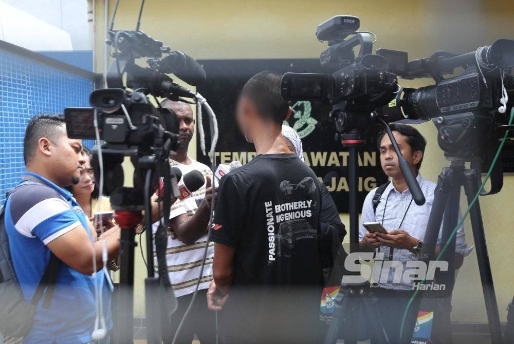 Adam (tengah) mengakui Ramadan tahun ini menjadi detik penuh bermakna kerana dapat meraikan Aidilfitri bersama keluarga.