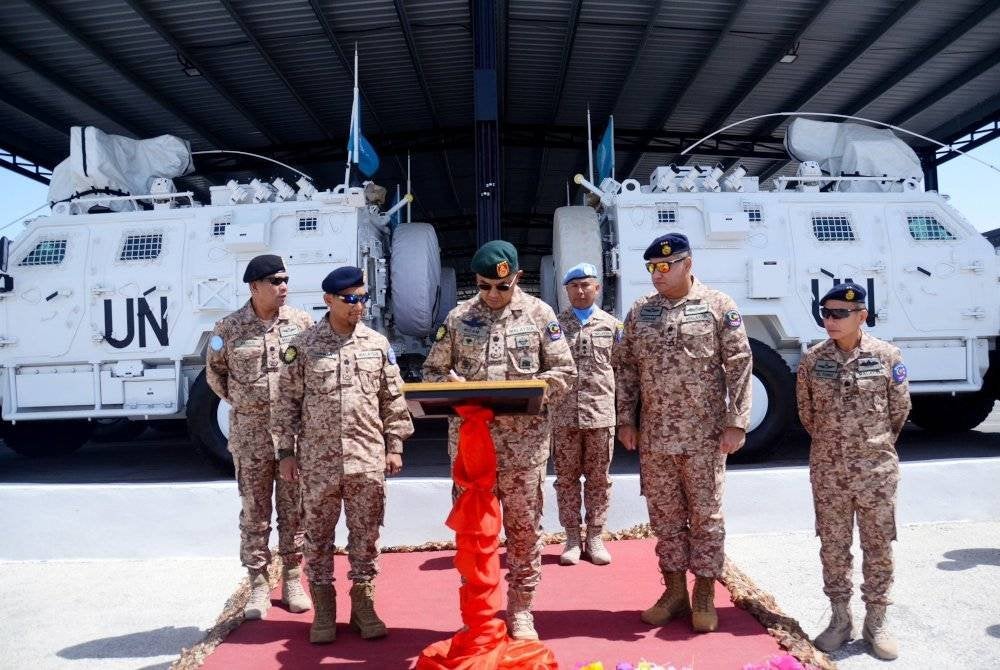 Mohd Nizam menyempurnakan Perasmian Garaj Kenderaan di Wisma Perwira MALBATT 850-12 di Lubnan. Gambar Ihsan ATM