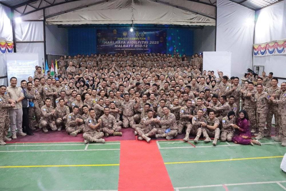 Mohd Nizam (tengah) meraikan sambutan Hari Raya Aidilfitri bersama anggota MALBATT di Lubnan. Gambar Ihsan ATM