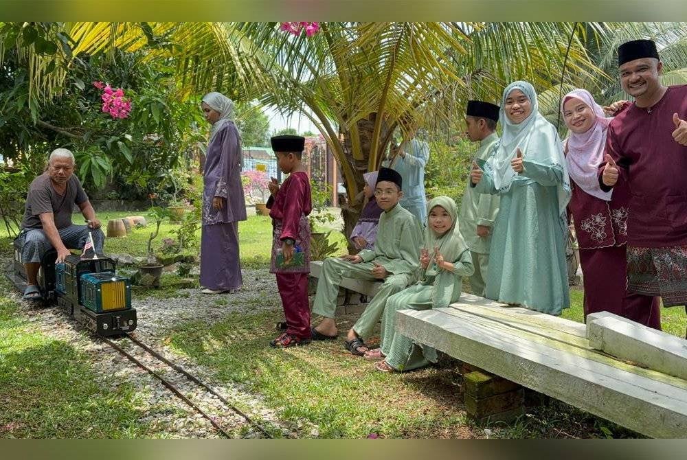 Kereta api mini yang beroperasi menggunakan bateri atau elektrik itu boleh memuatkan sehingga lima penumpang dalam satu perjalanan.