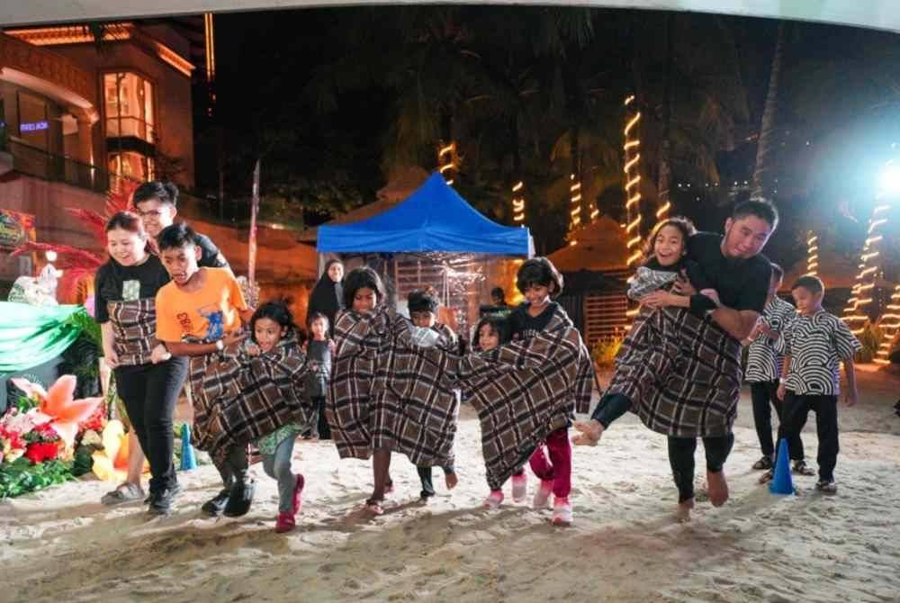 Permainan bertemakan Hari Raya antaranya Perlumbaan Kain Pelikat turut disediakan untuk pengunjung.