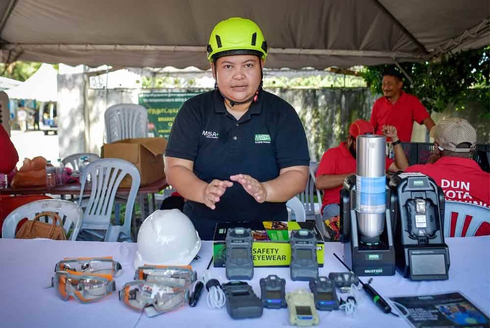 Nur Fadhilah menunjukkan Alat Pengesanan Gas di Putra Heights pada Ahad. Foto Bernama