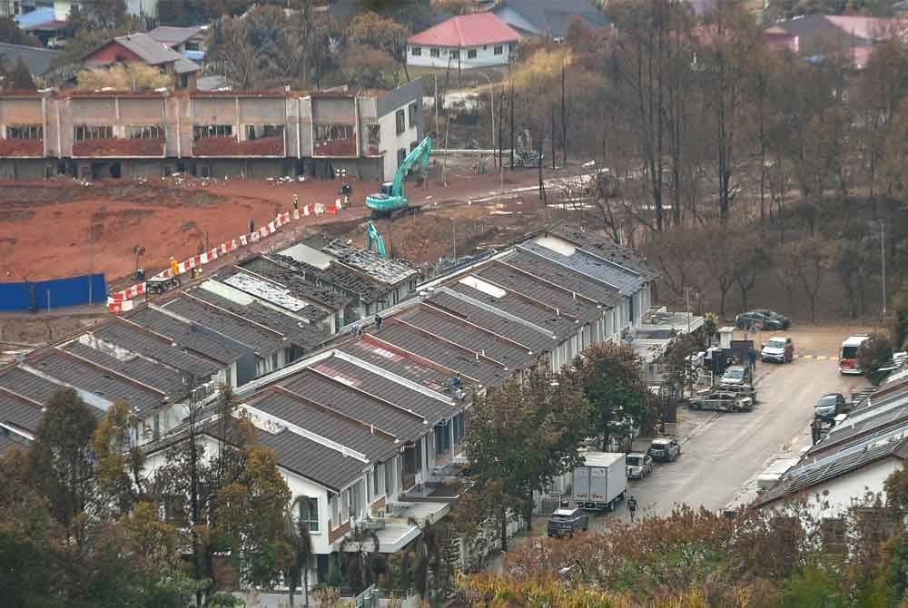 Keadaan semasa kawasan kebakaran yang melibatkan saluran paip gas di Jalan Putra Harmoni, Putra Heights. Foto Bernama
