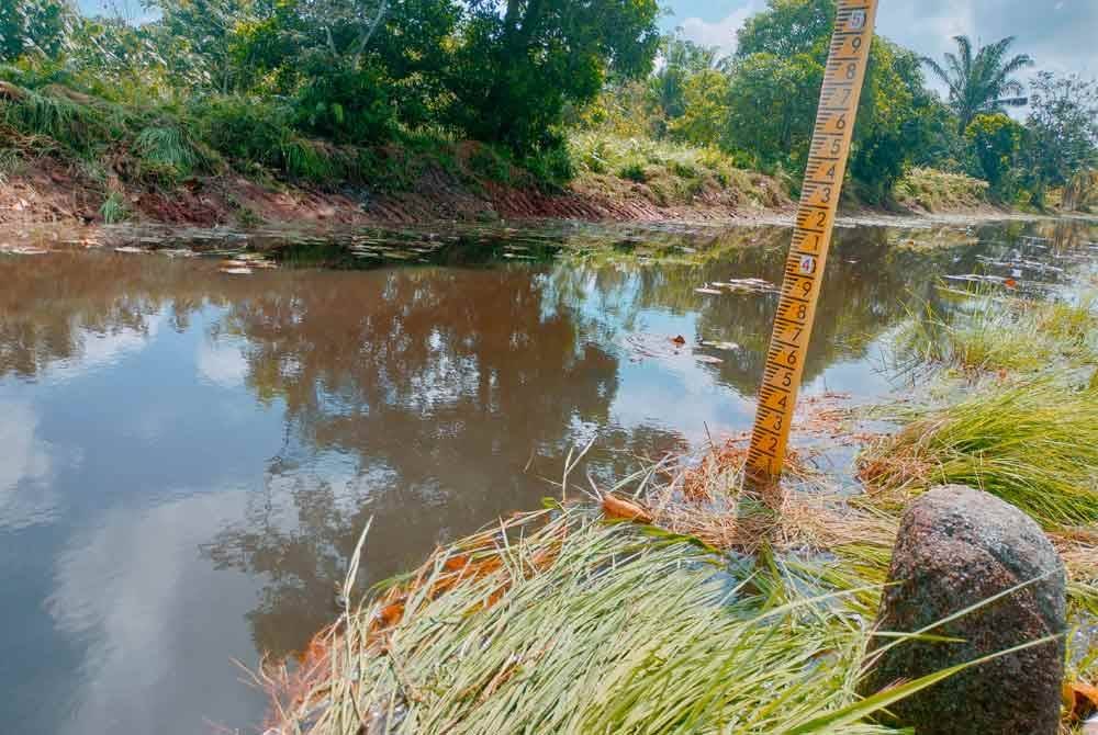 Paras bacaan air di parit di Kampung Baru masih menunjukkan paras membimbangkan.