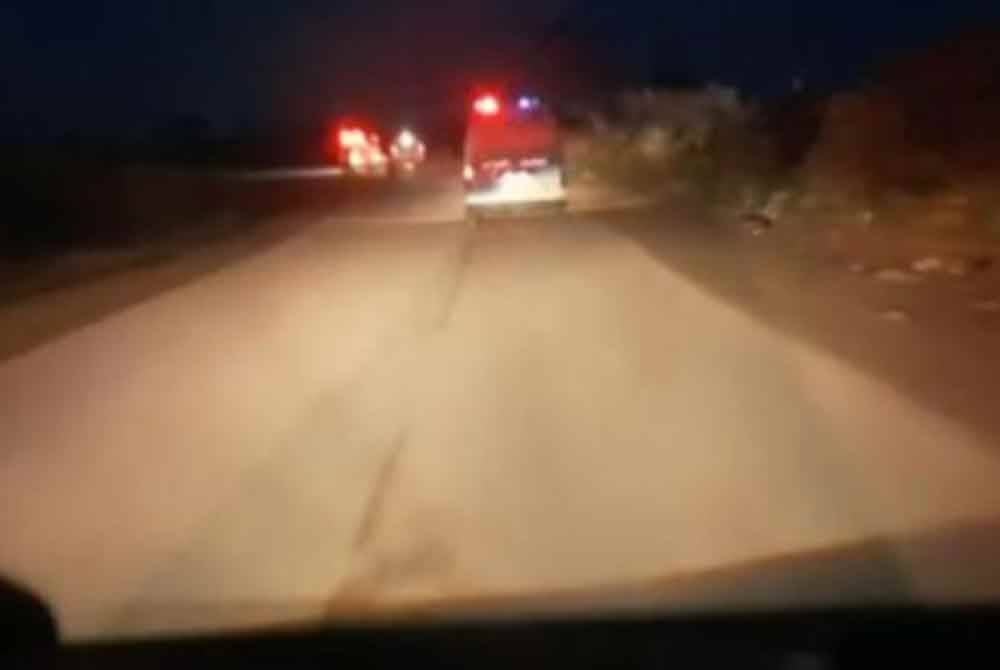 Rakaman yang tular menunjukkan petugas memakai pakaian keselamatan cerah dan memandu ambulans bertanda jelas dengan lampu kecemasan yang menyala.