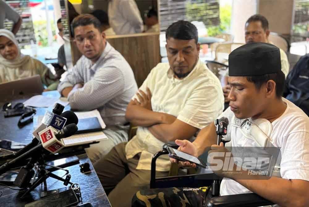 Muhammad Zaimuddin pada sidang media selepas membuat laporan polis di Ibu Pejabat Polis Daerah (IPD) Dang Wangi.