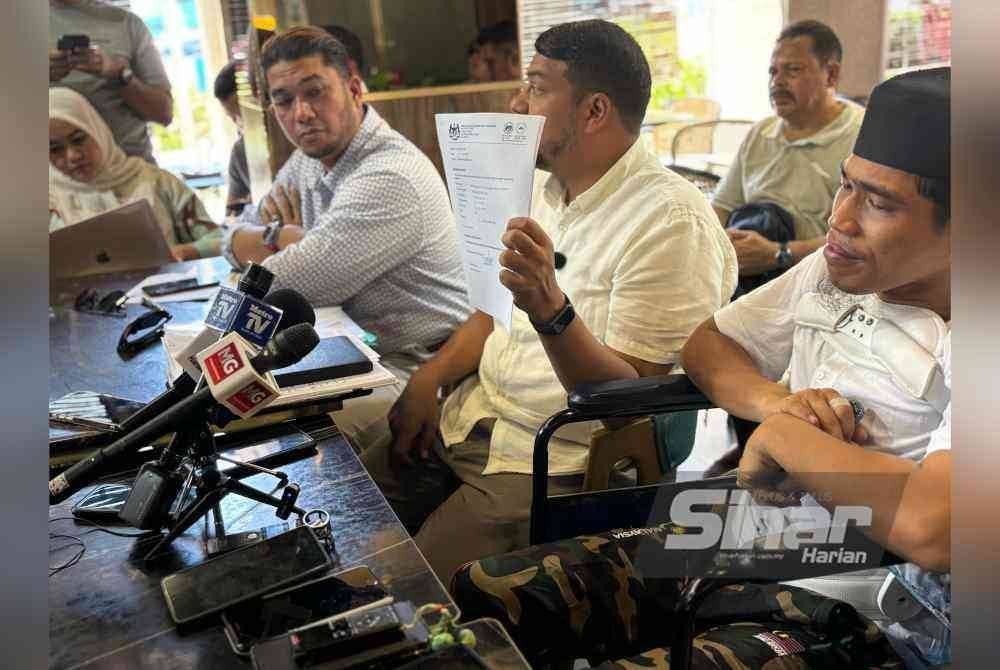 Muhammad Zaimuddin atau Abang Belon (kanan) pada sidang media di sebuah restoran di Dang Wangi pada Ahad.